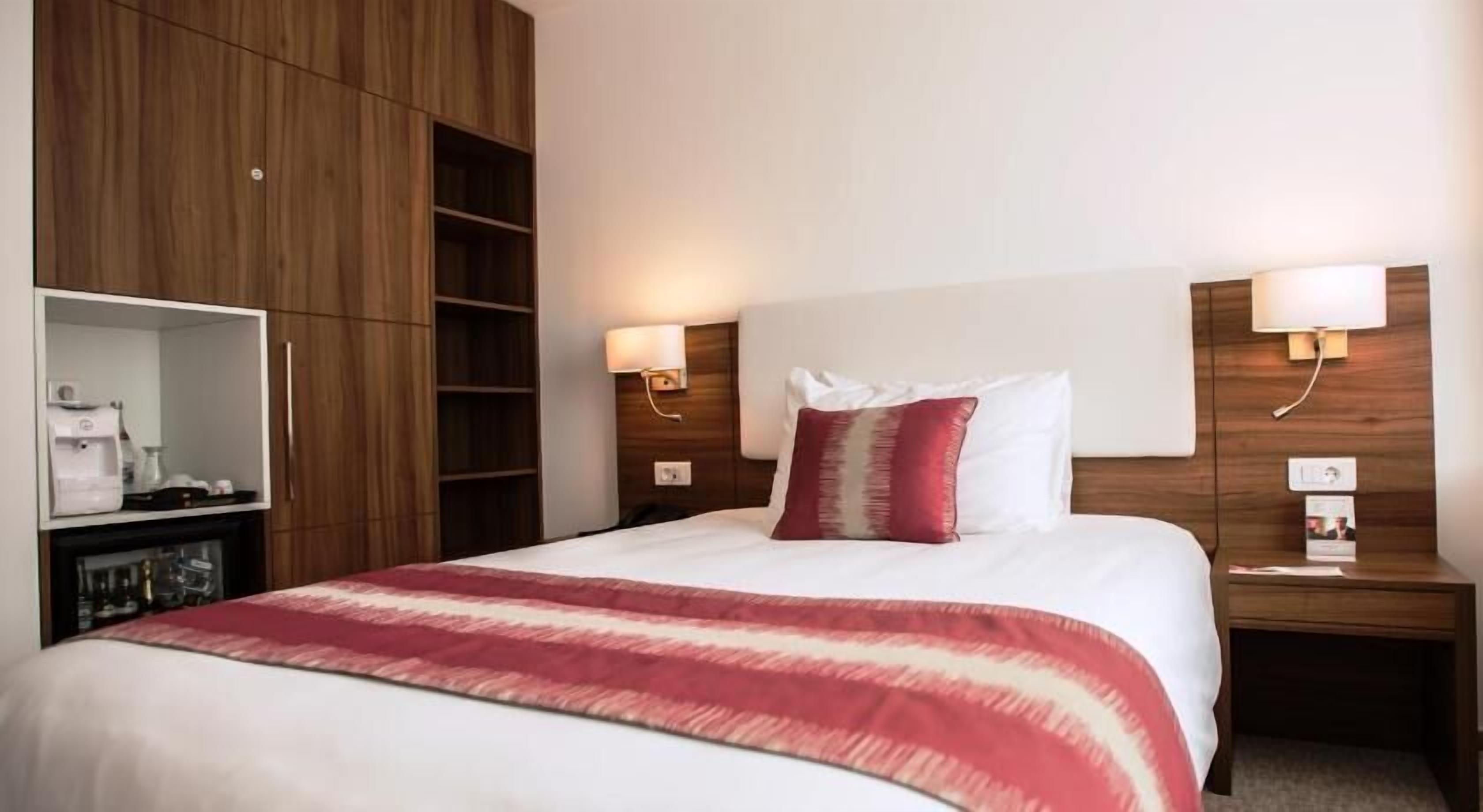 Literie de qualité supérieure, matelas Select Comfort, minibar