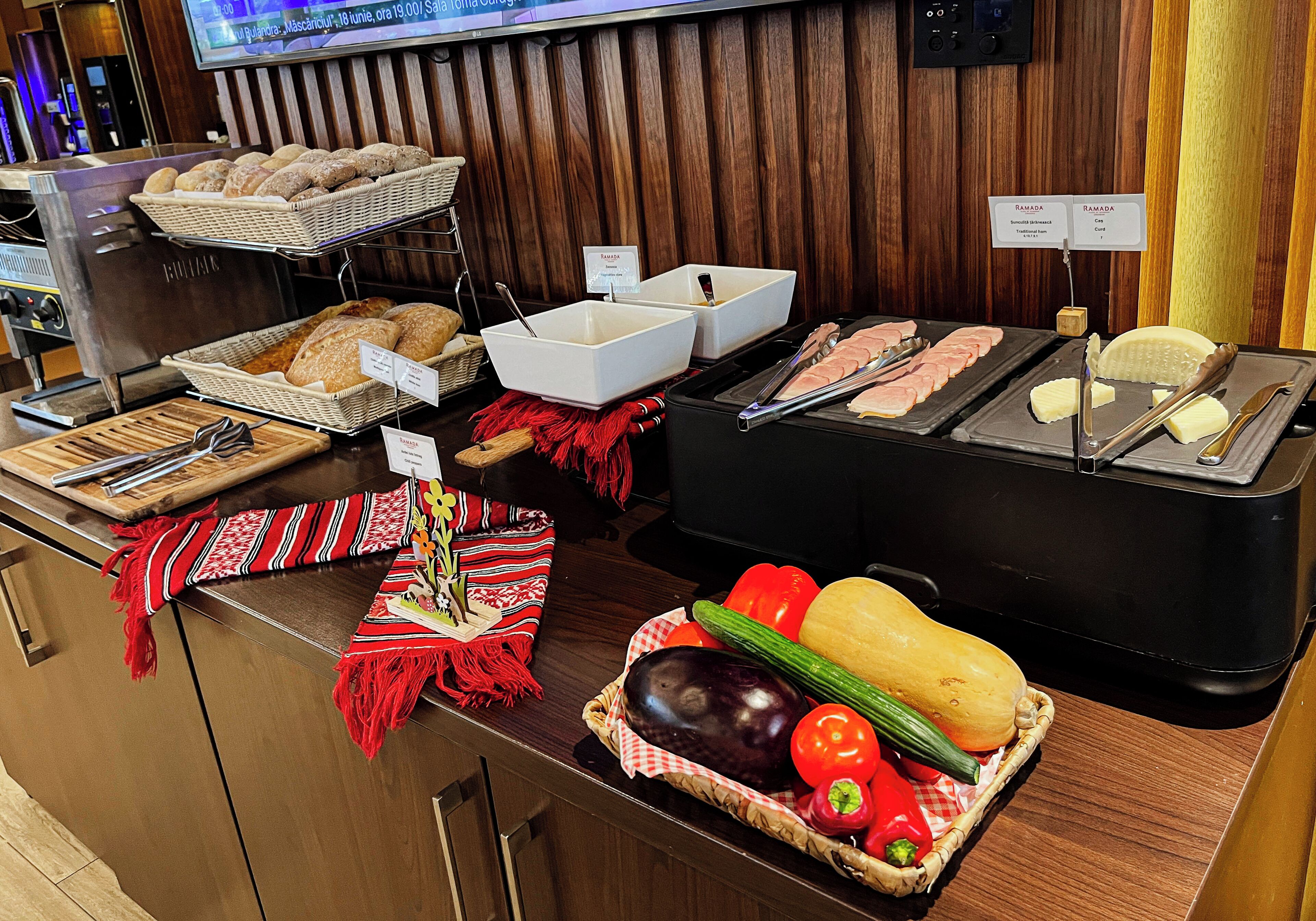 Un espace buffet proposant une variété d’aliments, notamment du pain, de la viande et des légumes.