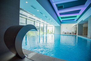 Piscina interna, espreguiçadeiras