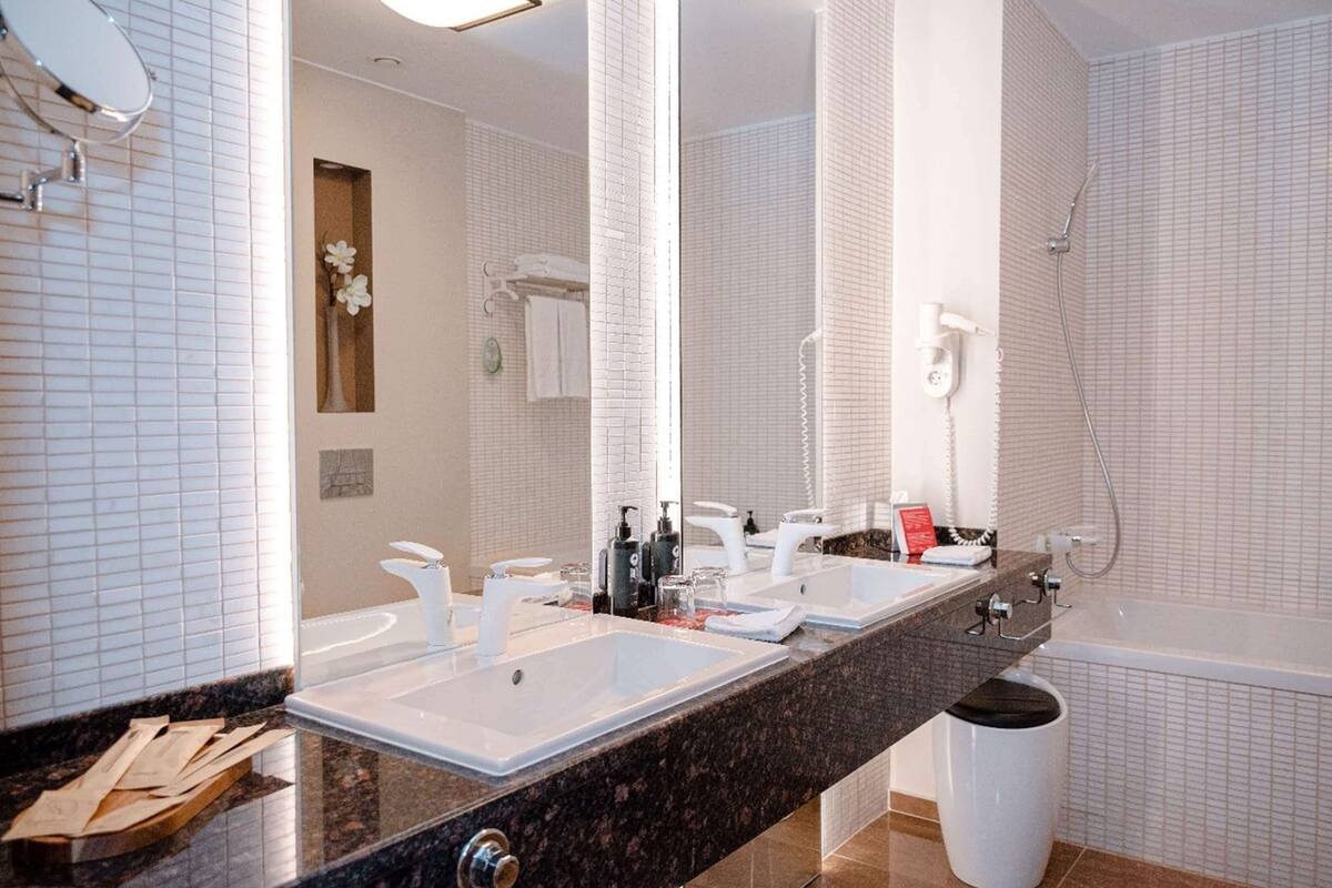 presidential suite, 1 king bed, non smoking | bathroom | shower, free toiletries, hair dryer, slippers