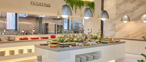 Daily buffet breakfast (KRW 30000 per person)