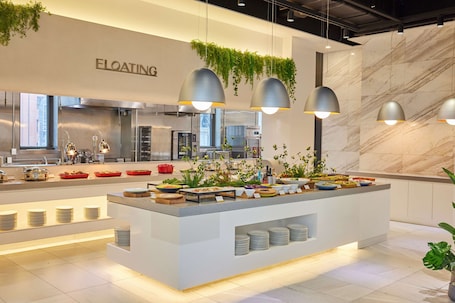 Daily buffet breakfast (KRW 30000 per person)