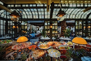 2 restaurantes; se sirve desayuno, almuerzo y cena; cocina italiana