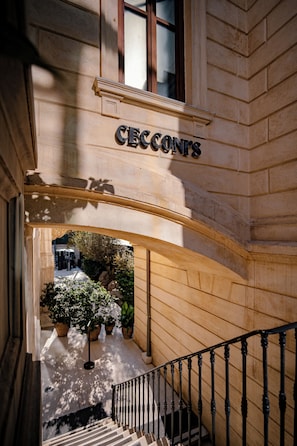 2 restaurantes; se sirve desayuno, almuerzo y cena; cocina italiana