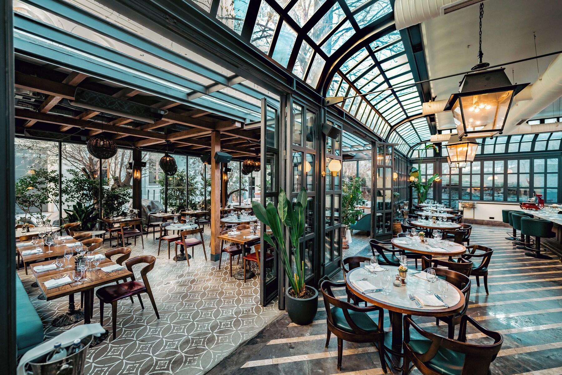 2 restaurants; breakfast, lunch and dinner served 