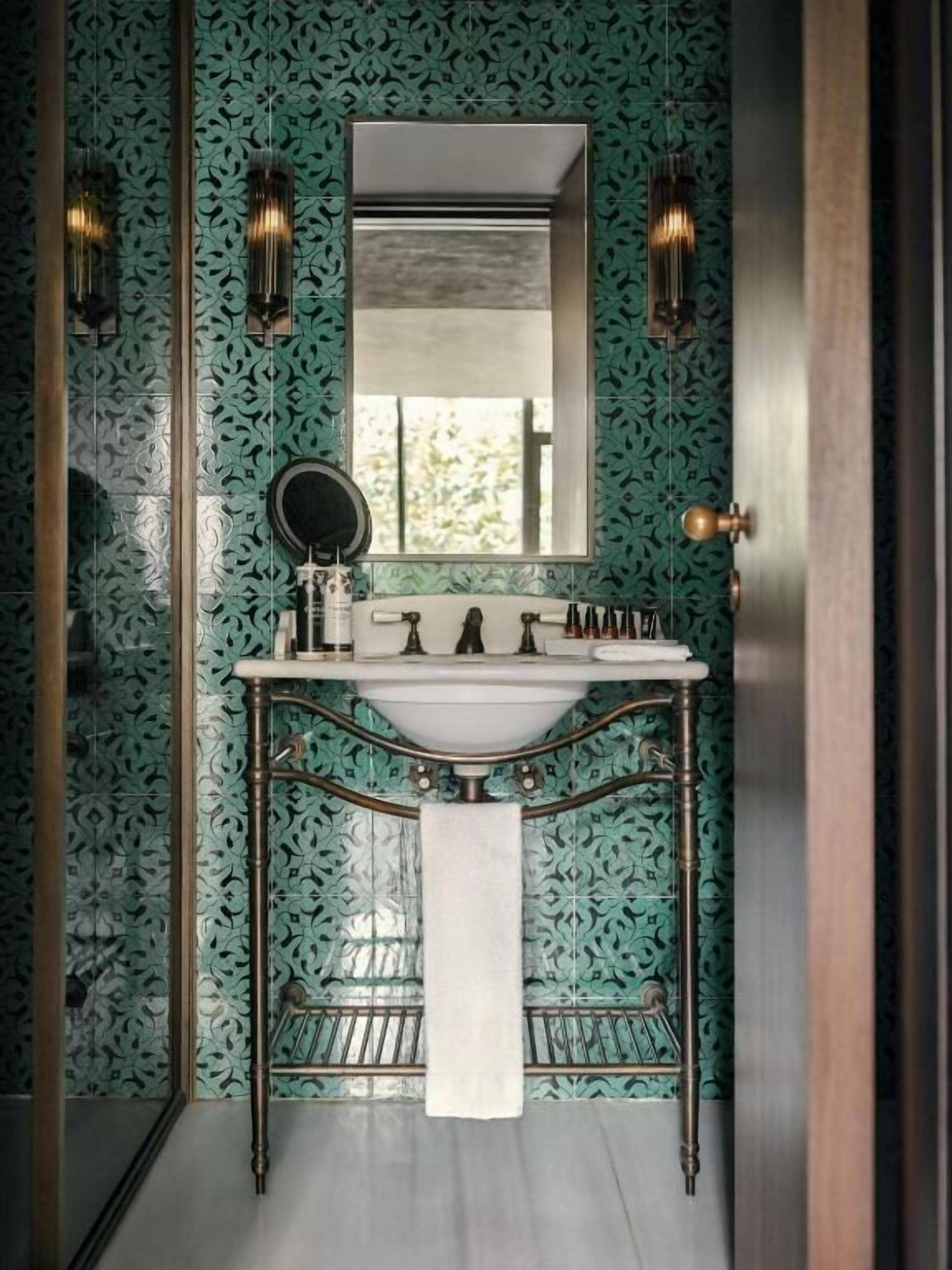 Kamer (Medium Plus) | Badkamer | Designer toiletartikelen, een haardroger, badjassen, pantoffels