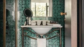 Kamer (Medium Plus) | Badkamer | Designer toiletartikelen, een haardroger, badjassen, pantoffels