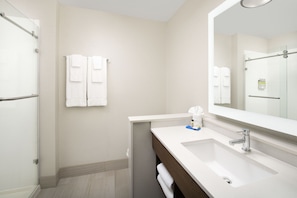 A modern bathroom with a white sink, a large mirror, and a towel rack. - Holiday Inn Express Atlanta SW - Newnan by IHG (Newnan)