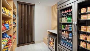 Zona de venta automática con aperitivos y bebidas variadas.