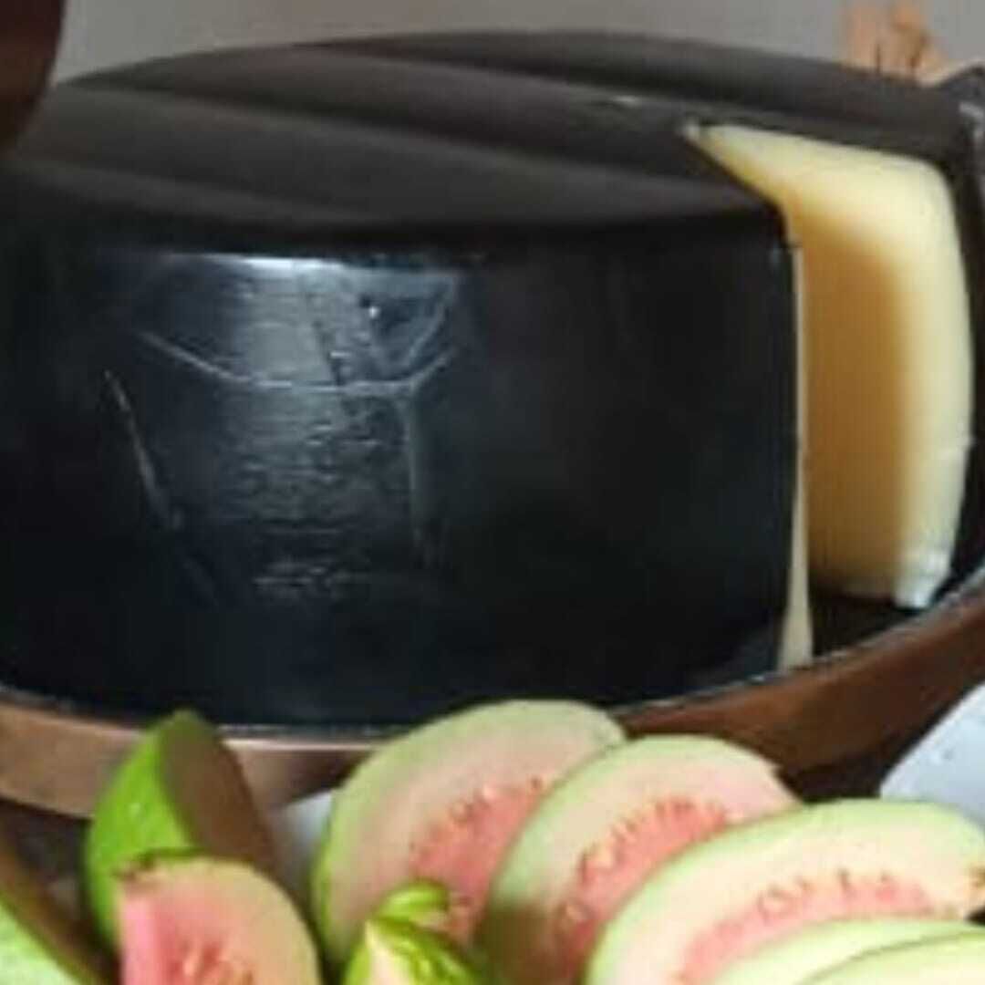 Een ronde chocoladecake met een glad, donker oppervlak en een lichtere bovenkant.