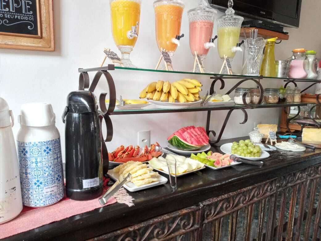 Um buffet com diversos alimentos e bebidas.