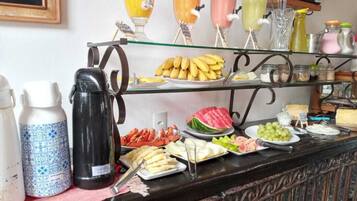 Um buffet com diversos alimentos e bebidas.