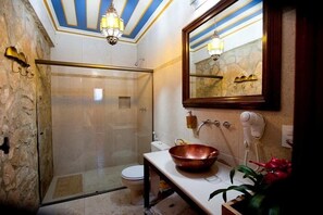 Double Room | Bathroom | Shower, free toiletries, hair dryer, towels - Araújo Bazilio Pousada Tiradentes (Tiradentes)