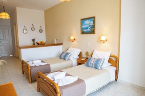 Premium bedding, desk, laptop workspace, soundproofing - Villa Bambas (Corfu)