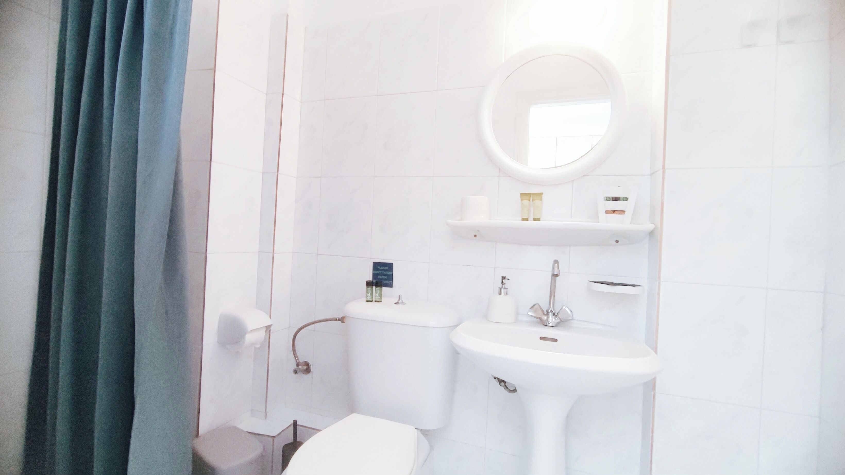 Shower, pengering rambut, sandal, dan kloset