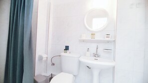 淋浴設備、吹風機、拖鞋、坐浴桶