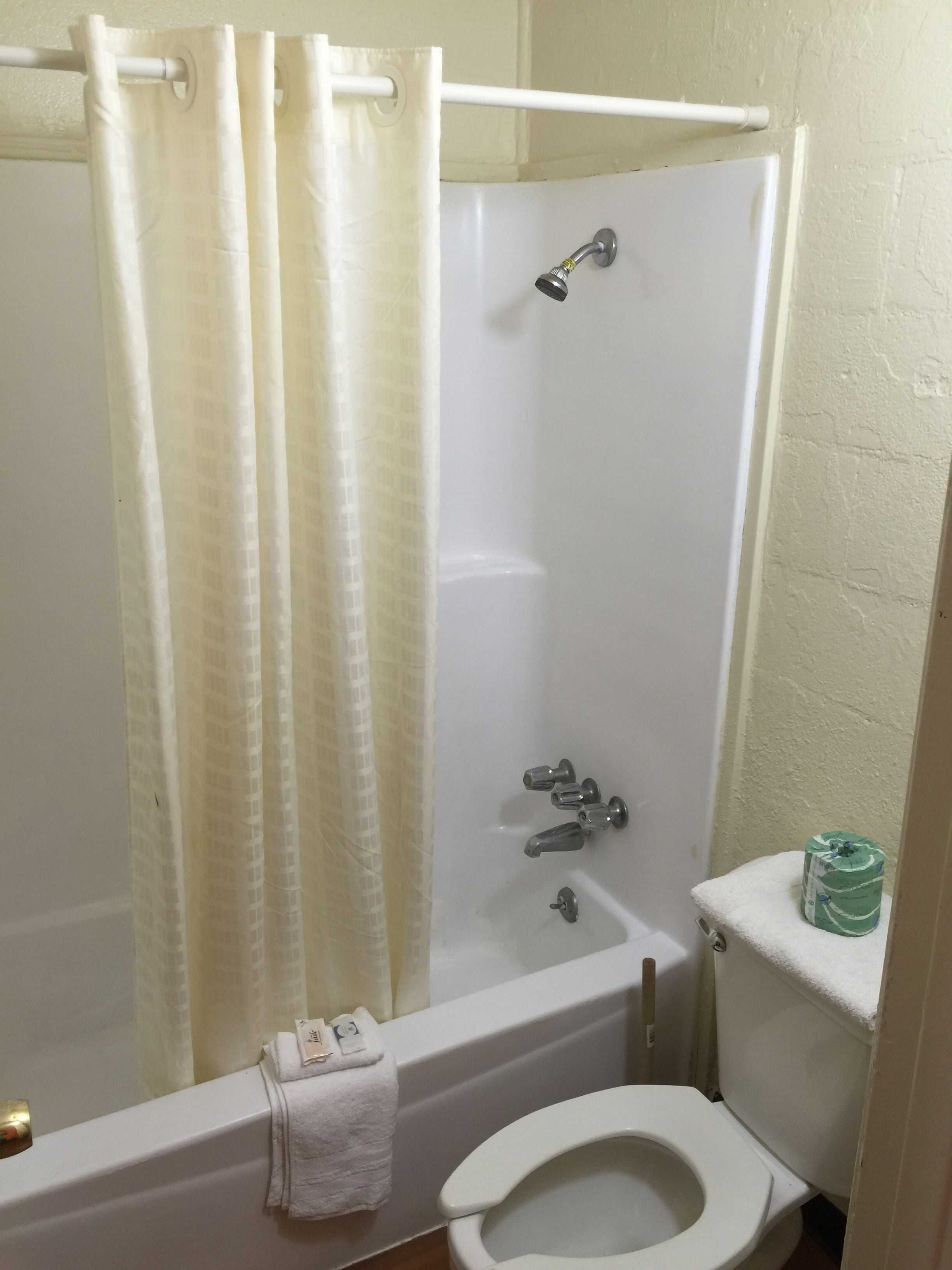 Bathtub, free toiletries, towels