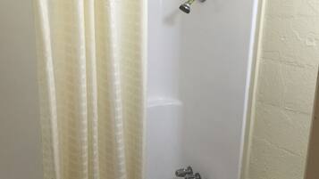 Bathtub, free toiletries, towels