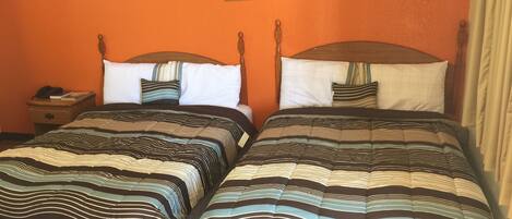 Habitación estándar, 2 camas matrimoniales, para no fumadores | Escritorio, tabla de planchar con plancha, camas extra y wifi gratis