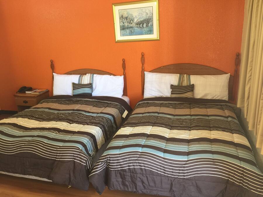 Quarto standard, 2 camas de casal, para não fumantes | Escrivaninha, ferros/tábuas de passar roupa