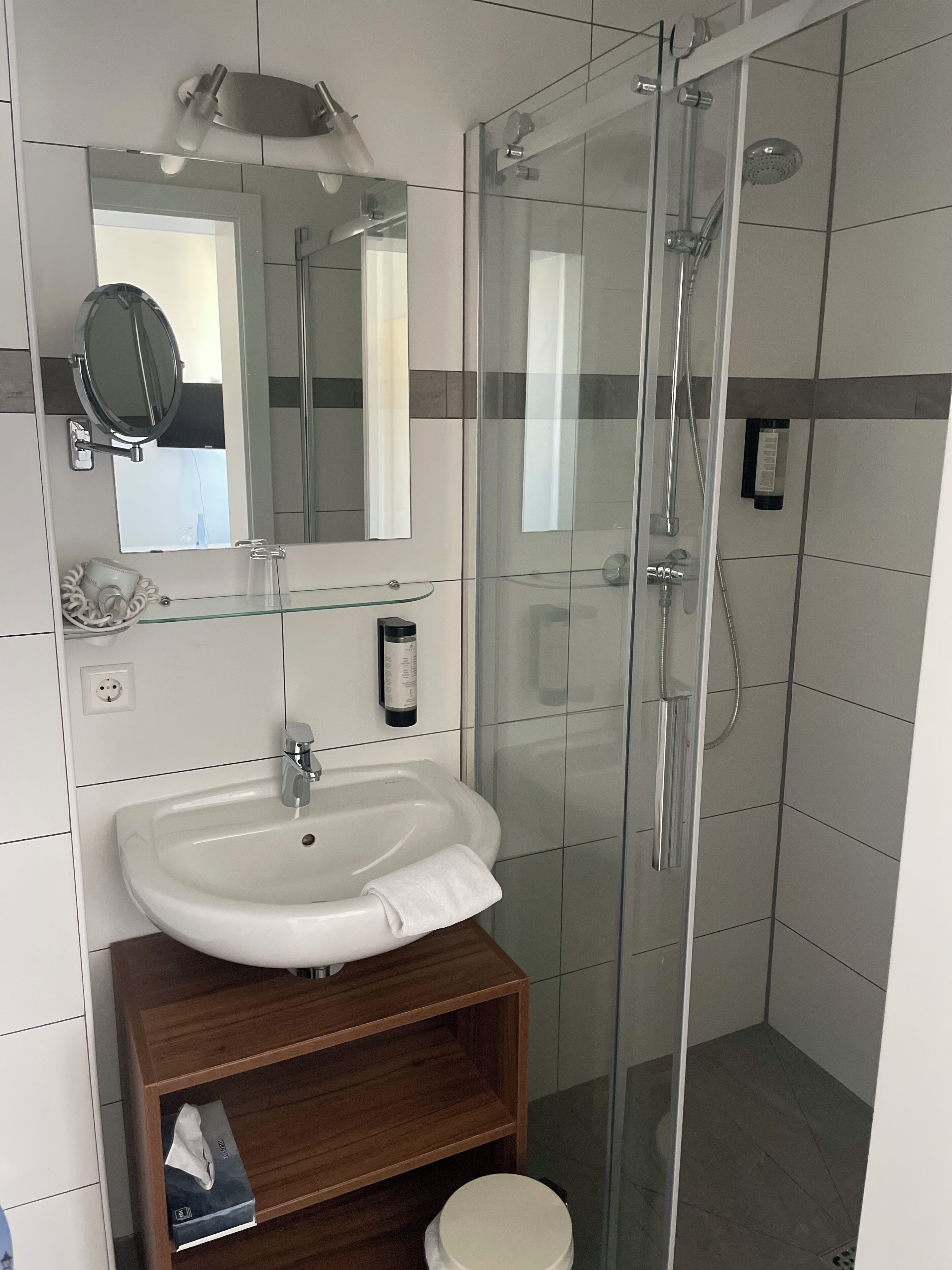 free toiletries, towels