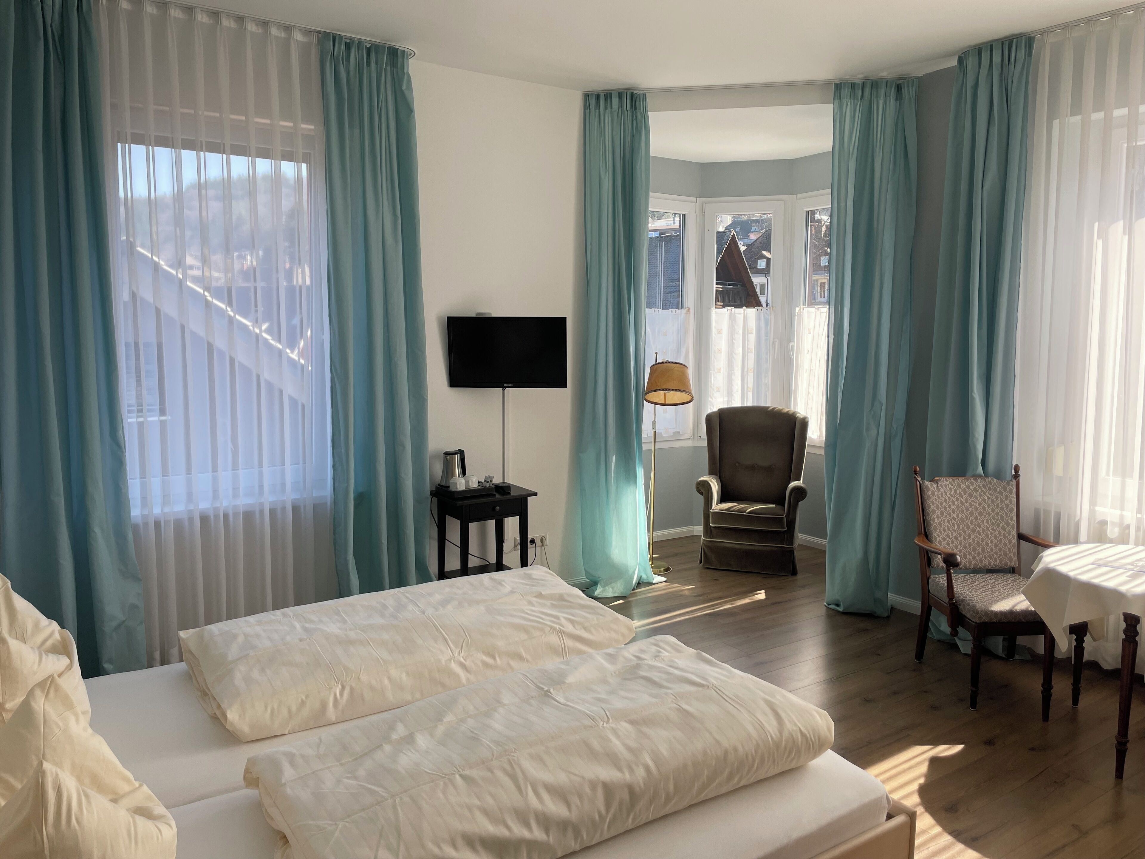 Premium bedding, minibar, desk, free WiFi