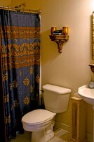 Standard Double Room, Ensuite (Mary Lincoln Suite) | Bathroom