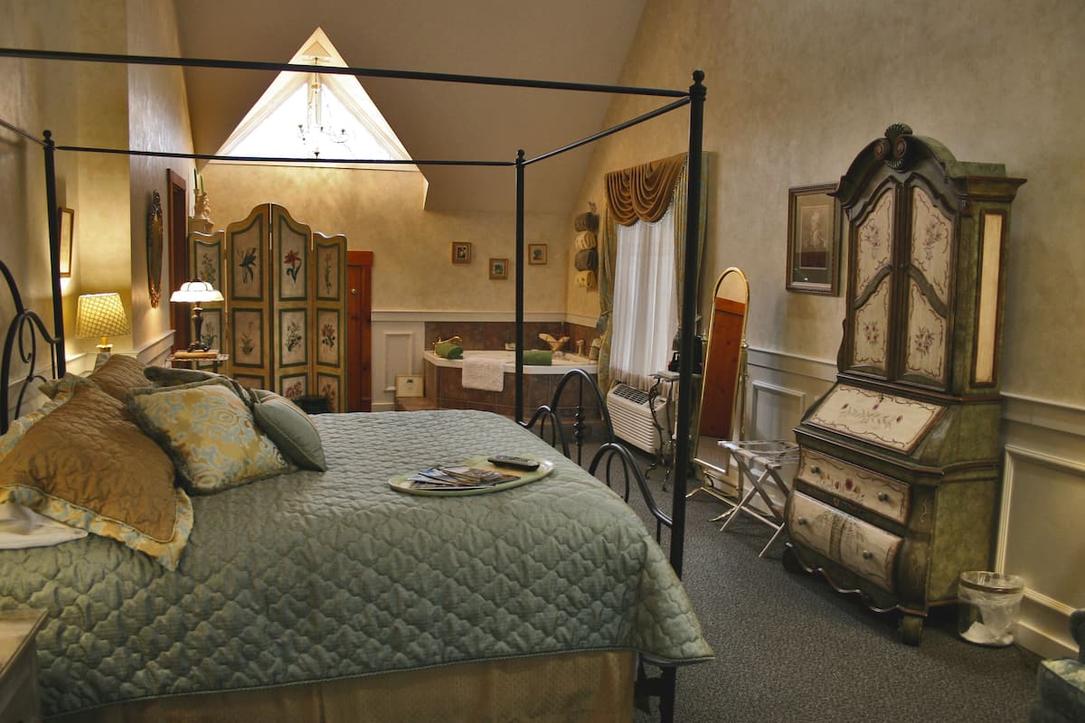 Standard Double Room, Ensuite (Washington Suite)