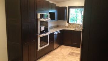 Cottage, 2 Bedrooms, Kitchen | Dapur peribadi | Peti sejuk/penyejuk beku saiz penuh, ketuhar gelombang mikro, dapur