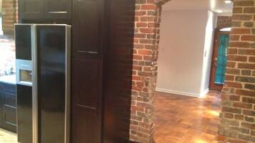 Cottage, 2 Bedrooms, Kitchen | Dapur peribadi | Peti sejuk/penyejuk beku saiz penuh, ketuhar gelombang mikro, dapur