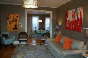 Rom (Angela's) | Oppholdsrom | En 48-tommers Flatskjerm-TV med digitale kanaler samt TV og Netflix