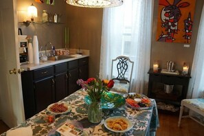 Angela's Suite | In-room dining - The Muse Gallery Guesthouse (Milwaukee)