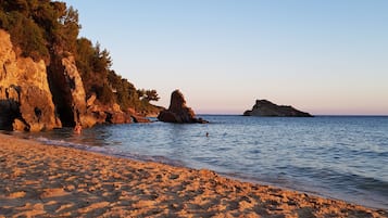 Playa en los alrededores y toallas de playa