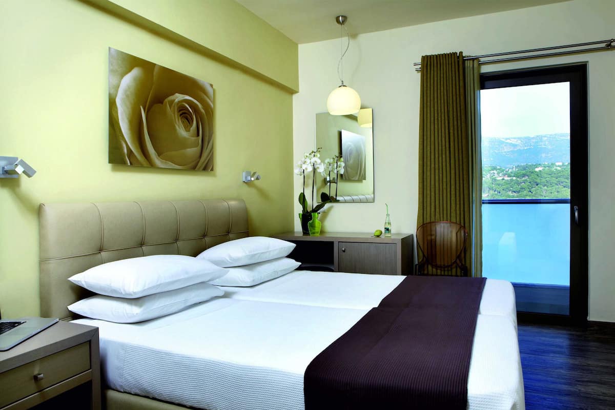 Double or Twin Room with Sea View | Camas con pillow-top, minibar y caja de seguridad en la habitación