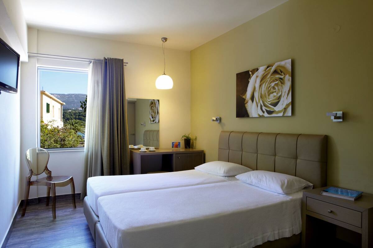 Comfort kamer, 1 twee- of 2 eenpersoonsbedden | Pillowtop-bedden, een minibar, een kluis op de kamer, een bureau
