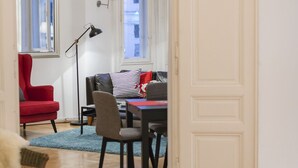 Appartement, 3 slaapkamers, keuken, uitzicht op de stad (Cleaning Fee Included) | Woonruimte | Flatscreentelevisie