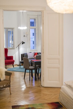 Apartamento, 3 quartos, cozinha, vista para a cidade (Cleaning Fee Included) | Área de estar | TV de tela plana