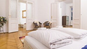 Appartement, 3 slaapkamers, keuken, uitzicht op de stad (Cleaning Fee Included) | 3 slaapkamers, een kluis op de kamer, een bureau, een laptopwerkplek