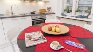 Appartement, 3 slaapkamers, keuken, uitzicht op de stad (Cleaning Fee Included) | Privékeuken | Een espressoapparaat, een koelkast met diepvriezer, een microgolfoven