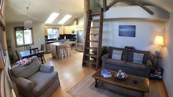 Suite Deluxe, 1 grand lit et 1 canapé-lit | Coin séjour | TV connectée de 40 pouces avec chaßnes numériques, télévision