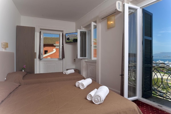 Hochwertige Bettwaren, Betten mit Memory-Foam-Matratzen, Zimmersafe