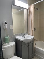 Quarto standard, 2 camas Queen | Banheiro | Chuveiro/banheira combinados, produtos de toalete grátis