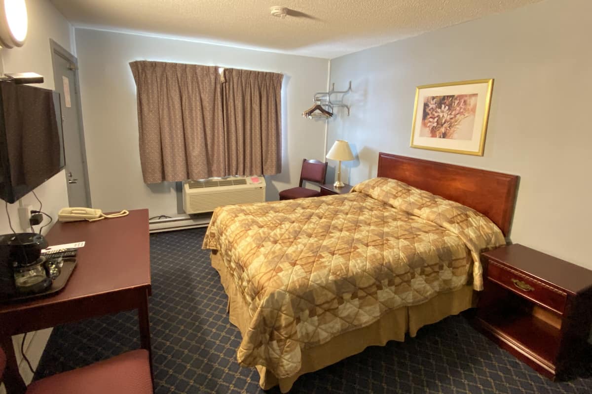 Standard Room, 1 Queen Bed | Desk, free WiFi