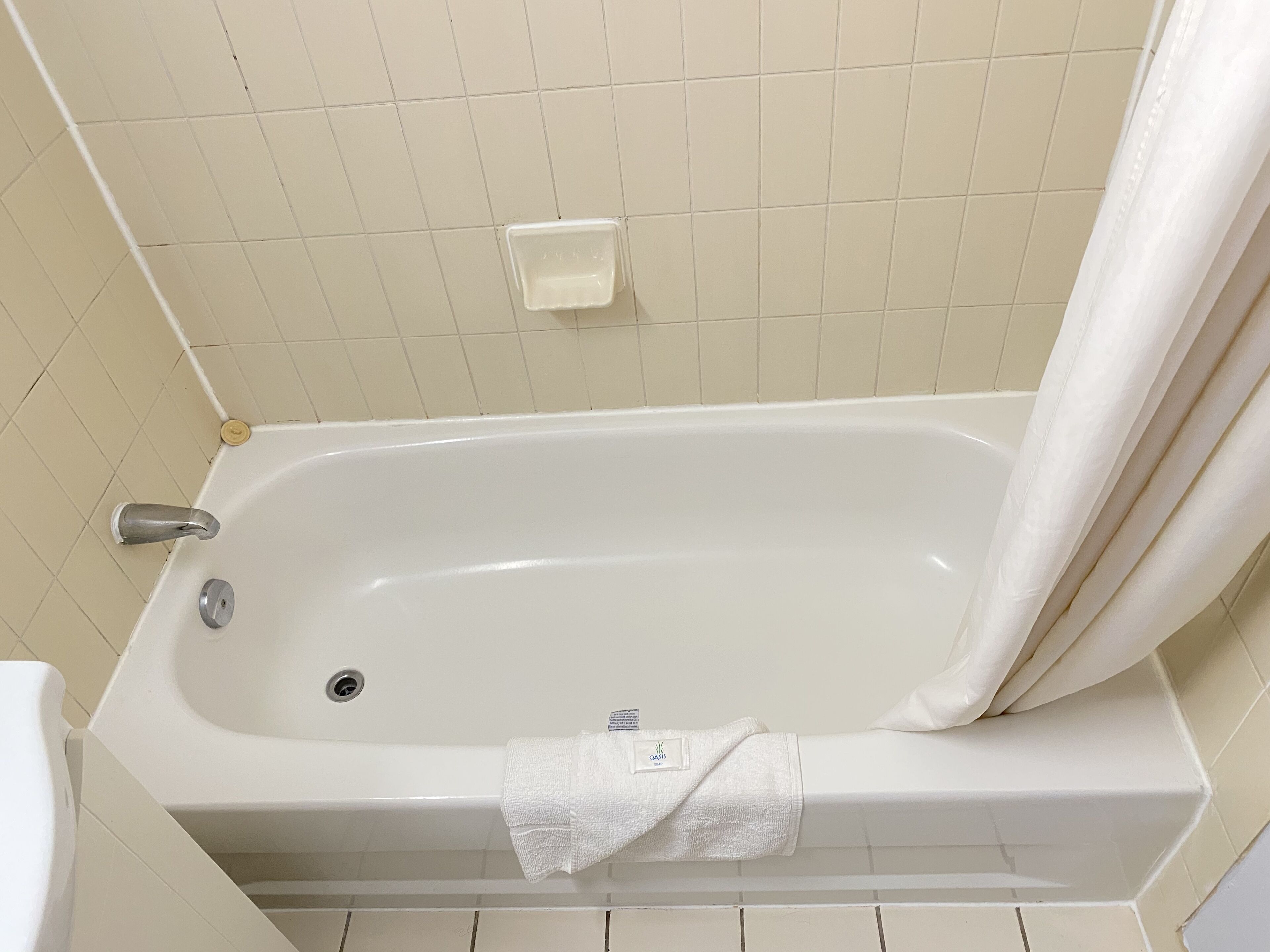 Chambre Standard, 1 grand lit | Salle de bain | Ensemble douche/baignoire, articles de toilette gratuits, sèche-cheveux