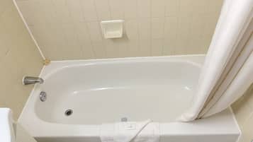 Chambre Standard, 1 grand lit | Salle de bain | Ensemble douche/baignoire, articles de toilette gratuits, sĂšche-cheveux