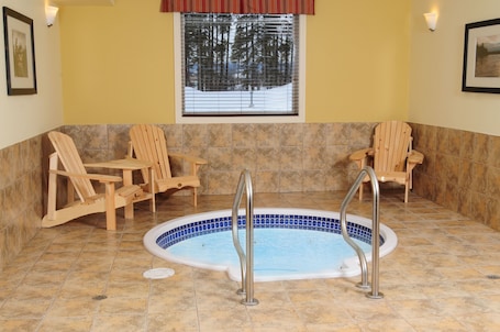 Pool. Trend Mountain Hotel & Conference Centre