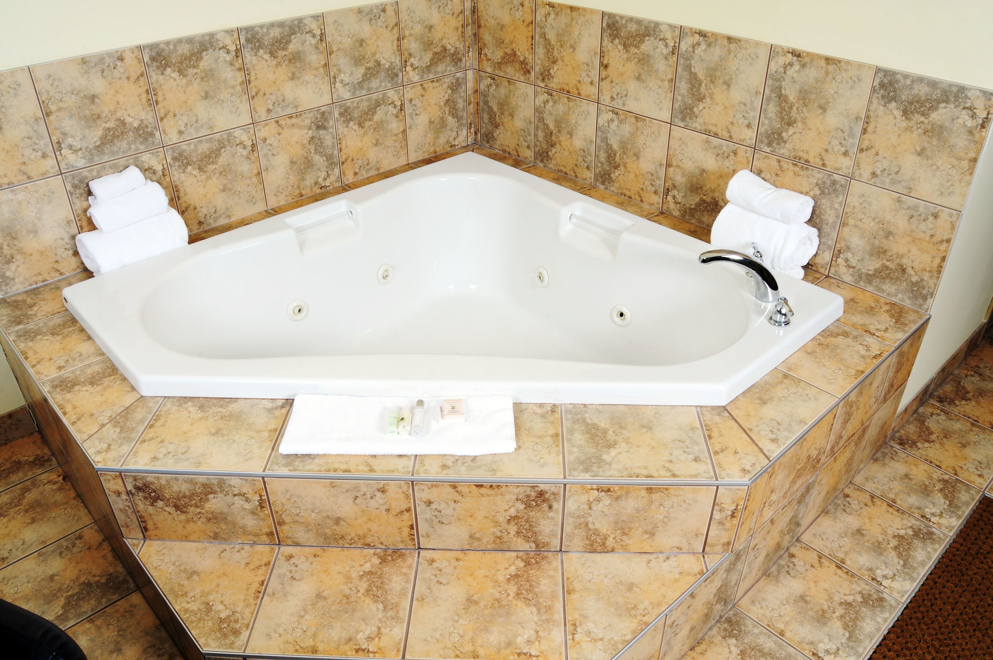 deluxe room, 1 king bed, jetted tub | jetted bathtub