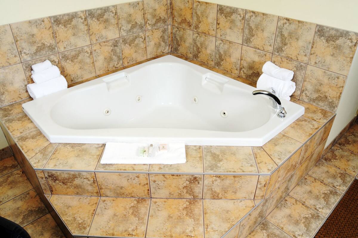 deluxe room, 1 king bed, jetted tub | jetted bathtub