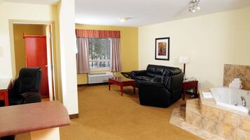 Phòng Deluxe, 1 giường cỡ king, bồn tắm thủy lực | Khu phòng khách | TV, đầu đĩa DVD