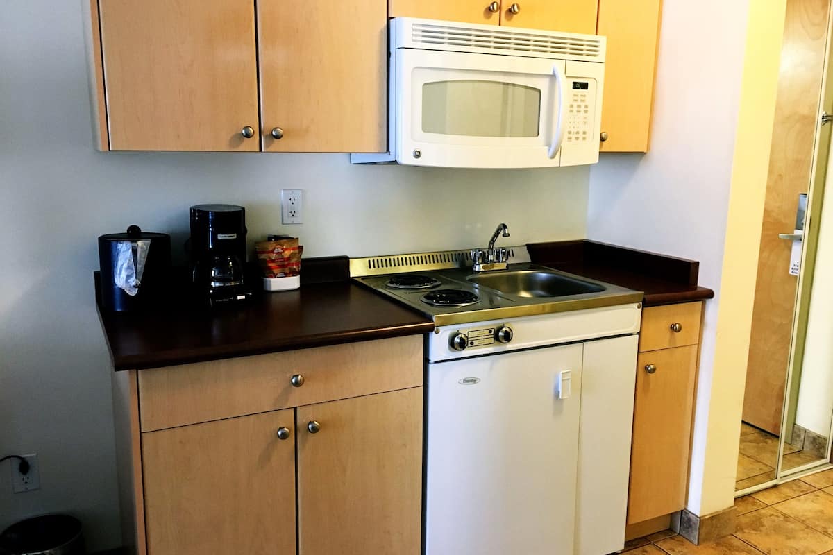 deluxe room, 2 queen beds, kitchenette | private kitchenette | mini-fridge, microwave, coffee/tea maker
